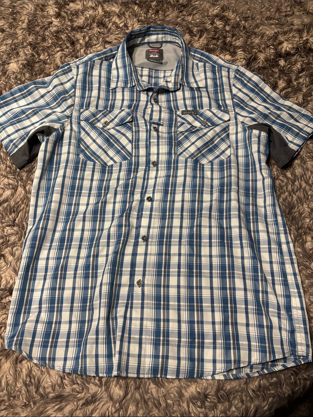 Wrangler Men's Blue and White Plaid Short Sleeve Button-Down Shirt